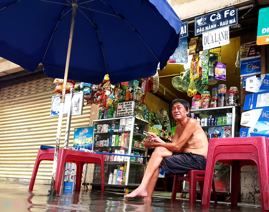 Xe cộ chết máy, ngã nhào khi triều cường gây ngập trung tâm Sài Gòn